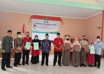 3 Siswa berprestasi mendapat bantuan Pendidikan