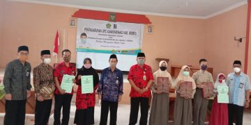 3 Siswa berprestasi mendapat bantuan Pendidikan