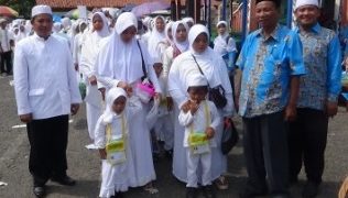 PENGENALN HAJI SEJAK USIA DINI LEWAT LATIHAN MANASIK HAJI RAUDLATUL ATHFAL (R.A )