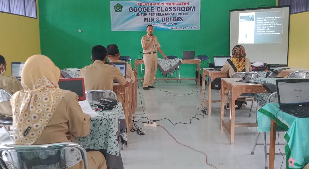 Pelatihan pemanfaatan Google Classrom untuk pembelajaran Online di MIN 3 Brebes berbasis android