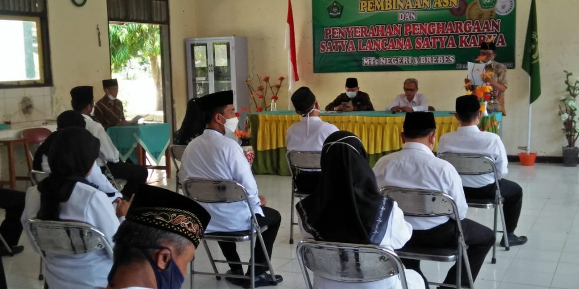 Pembinaan ASN dan Penyerahan Tanda Kehormatan Satya Lancana Karyasatya  Di MTsN 3 Brebes