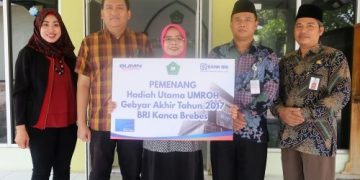 GURU MADRASAH DI BREBES MENDAPAT HADIAH UMROH GRATIS