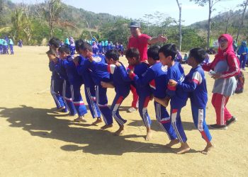 Kebersamaan siswa/i dan guru di MIN 3 Brebes dalam “Sehari Belajar Di Luar Kelas”