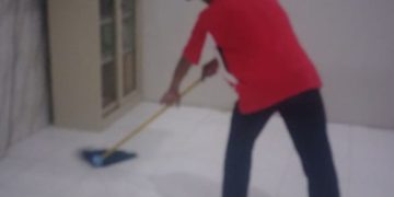 Penggulungaan Karpet Mushalla Al-Ikhlas dalam mencegah penyebaran virus Corona