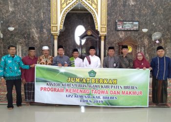 Pemberian santunan fakir miskin dan anak yatim dalam kegiatan “Jum'at Berkah dan Makmur” Kantor Kementerian Agama Kab. Brebes