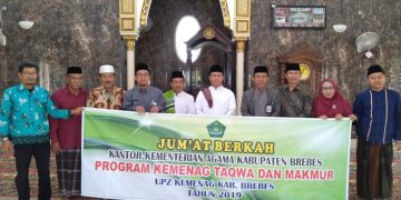 Pemberian santunan fakir miskin dan anak yatim dalam kegiatan “Jum'at Berkah dan Makmur” Kantor Kementerian Agama Kab. Brebes