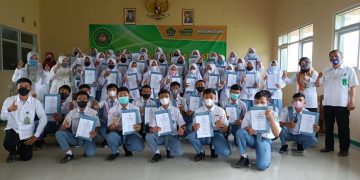 Terima Surat Keputusan Beasiswa Prestasi, 78 Peserta Didik Gembira