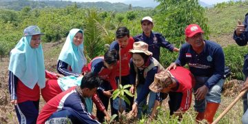 Bersama Bupati Brebes,  perwakilan siswa MAN 2 Brebes  turut menanam 1000 pohon