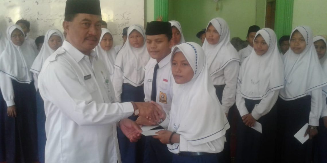 MTs Negeri 2 Brebes Berikan Santunan