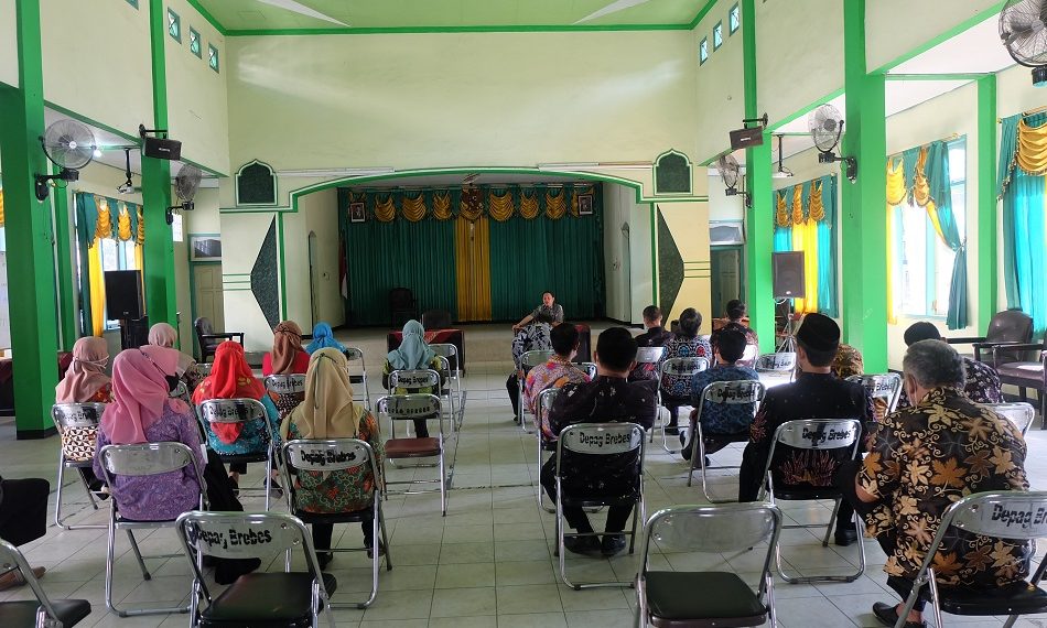 Kasubbag TU Memberikan Penguatan ZI di Subbagian  Tata Usaha