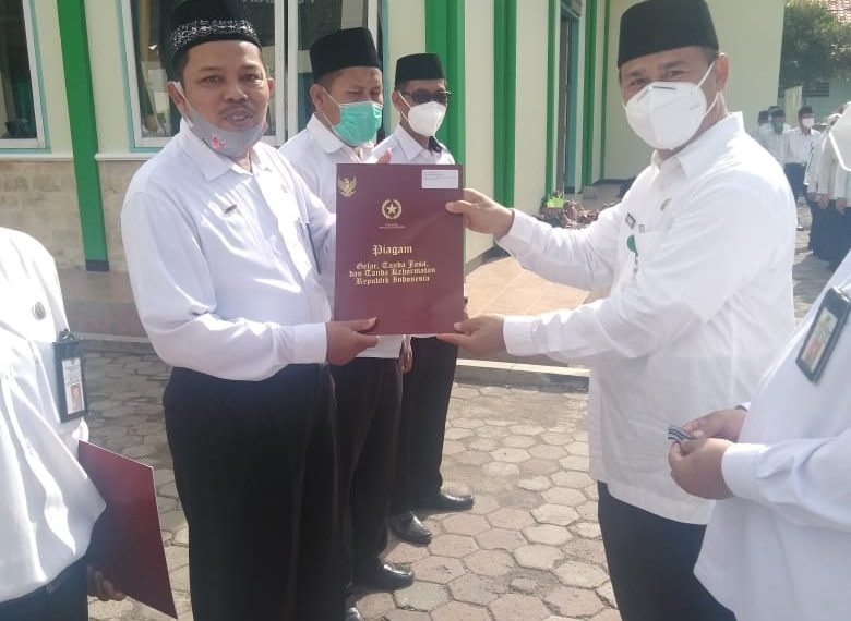 Penyerahan Satyalancana kepada 86 ASN dilingkungan Kankemenag Kab Brebes