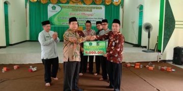 Penyerahan dana zakat untuk kegiatan di KUA Bulakamba
