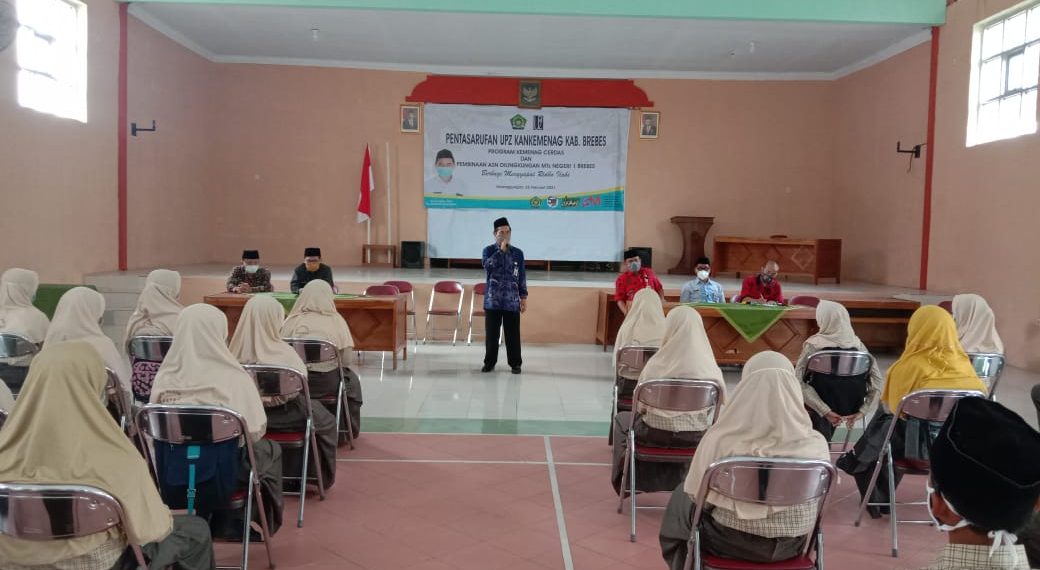 Penyerahan dana bantuan pendidikan kepada 50 Siswa MTs Negeri 1 Brebes
