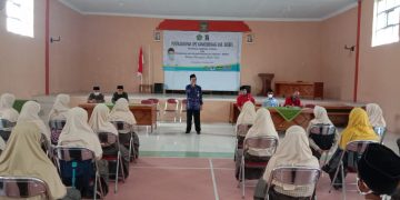 Penyerahan dana bantuan pendidikan kepada 50 Siswa MTs Negeri 1 Brebes