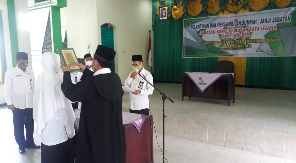 Awali Tugas – Fajarin melantik Kepala Urusan TU MAN 1 Brebes