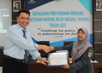 KPKNL memberikan Piagam Penghargaan kepada Kantor Kementerian Agama Kab. Brebes