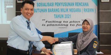 KPKNL memberikan Piagam Penghargaan kepada Kantor Kementerian Agama Kab. Brebes