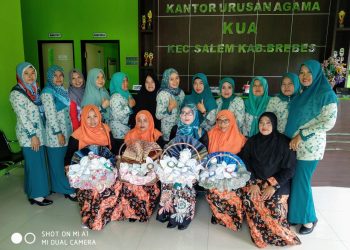 Pelatihan membuat hantaran/parcel oleh DWP Kemenag Kab. Brebes