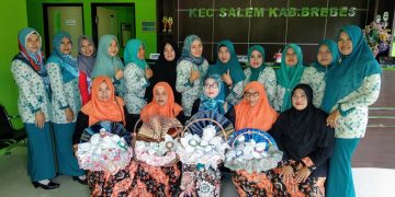 Pelatihan membuat hantaran/parcel oleh DWP Kemenag Kab. Brebes