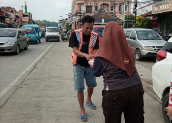 Aksi Jumat Berkah,  Pramuka MAN 2 Brebes Bagikan Nasi Bungkus