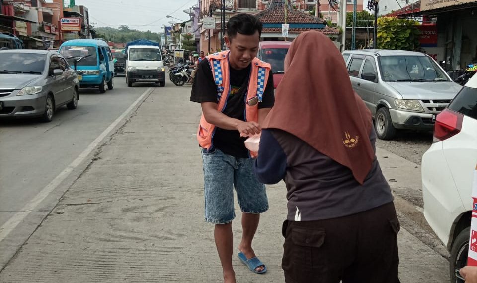 Aksi Jumat Berkah,  Pramuka MAN 2 Brebes Bagikan Nasi Bungkus