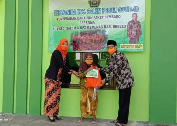 Pemberian Sembako kepada Fakmis terdampak Covid-19 di Salem