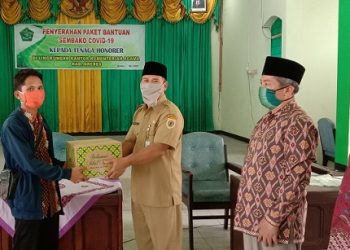 Penyerahan Paket Bantuan Sembako COVID-19 kepada Tenaga Honorer di Lingkungan Kementerian Agama Kab. Brebes
