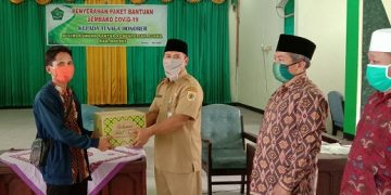 Penyerahan Paket Bantuan Sembako COVID-19 kepada Tenaga Honorer di Lingkungan Kementerian Agama Kab. Brebes
