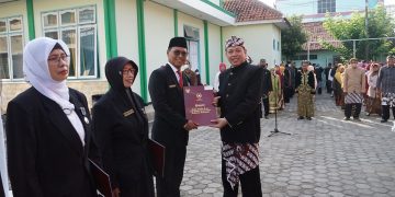 129 ASN Kemenag Brebes Menerima  Anugerah Satyalancana Karya Satya