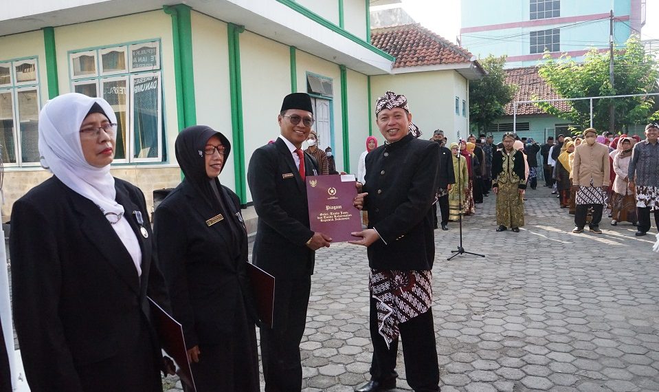 129 ASN Kemenag Brebes Menerima Anugerah Satyalancana Karya Satya