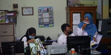 Tiga Ma￼hasiswa dari 2 kampus yang berbeda KKL di Kantor Kementerian Agama Brebes