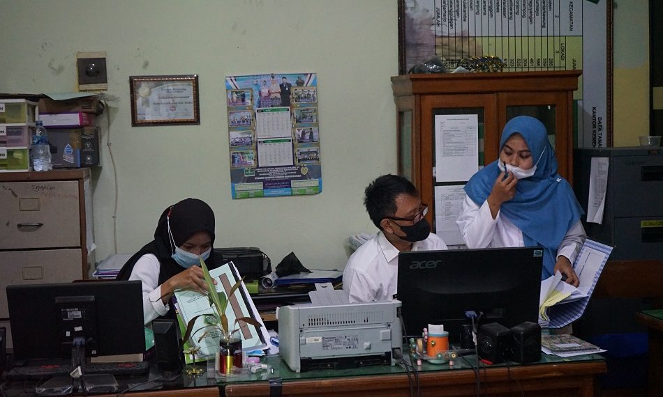 Tiga Mahasiswa dari 2 kampus yang berbeda KKL di Kantor Kementerian Agama Brebes