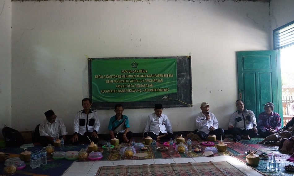 Kankemenag  Brebes : Berharap Masyarakkat Cisaat Jaga Lingkun￼gan Hidupnya