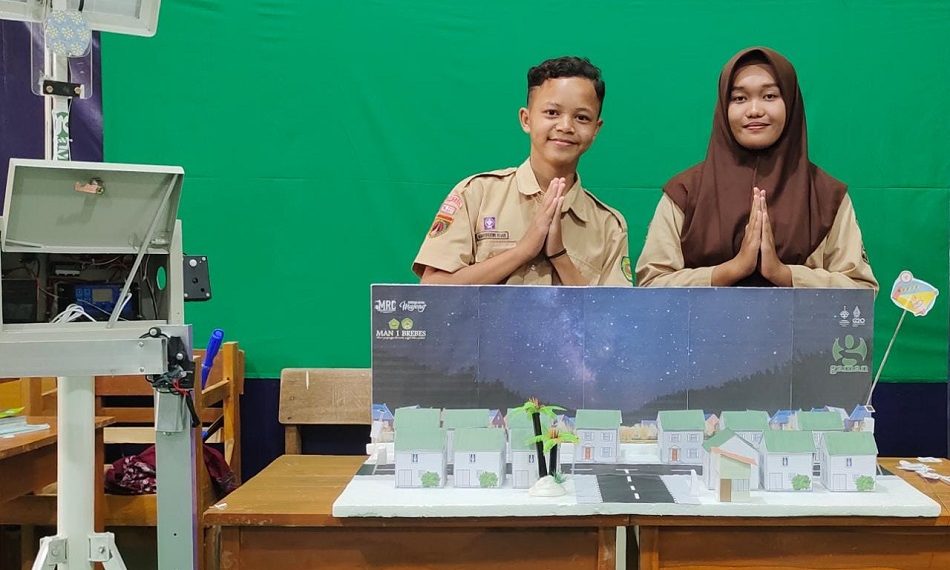 MAN 1 BREBES CIPTAKAN ROBOT GAMAN (PENJAGA KEAMANAN LINGKUNGAN) PADA MRC 2022.
