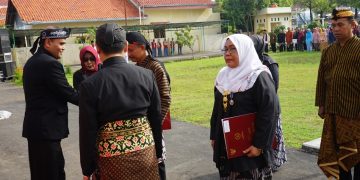 PJ. Bupati Serahkan Tanda Kehormatan Bagi 91 ASN Kemenag Brebes