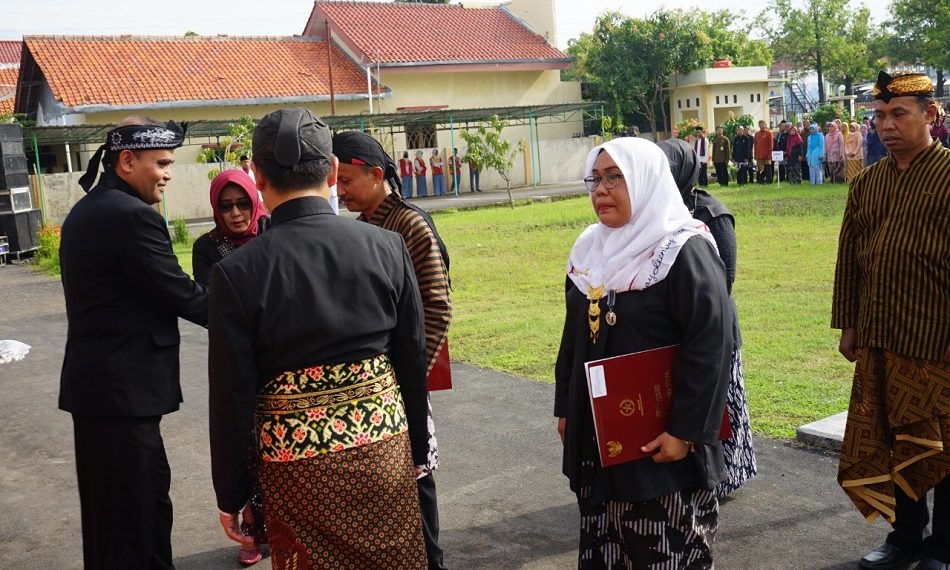 PJ. Bupati Serahkan Tanda Kehormatan Bagi 91 ASN Kemenag Brebes