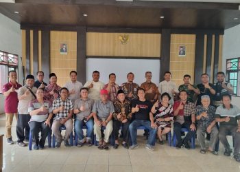 Foto Bersama Akhiri Polemik Penolakan Renovasi Gereja di Jatibarang