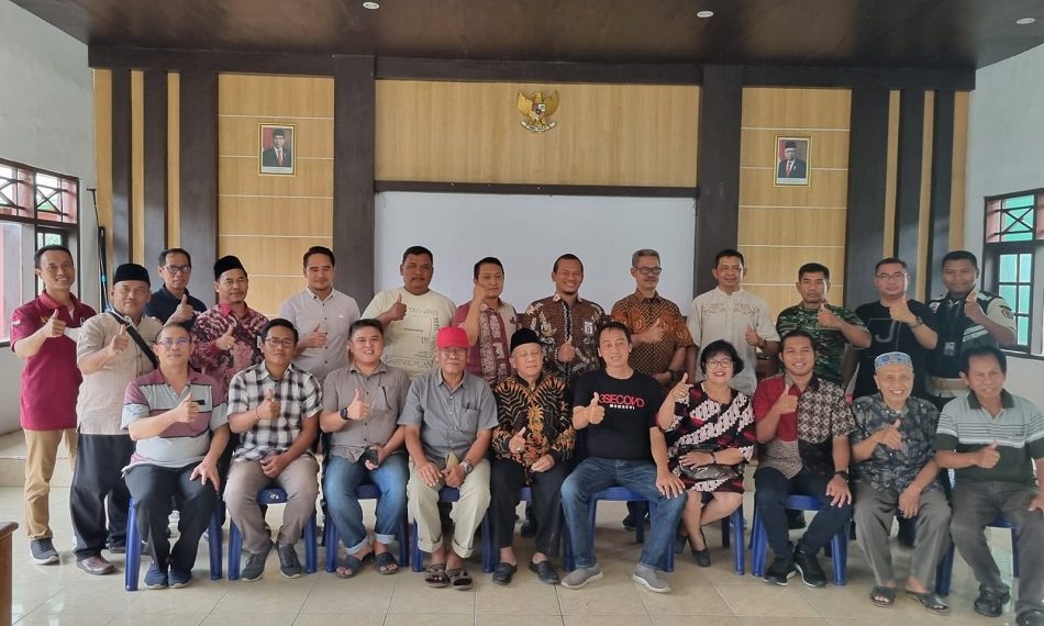Foto Bersama Akhiri Polemik Penolakan Renovasi Gereja di Jatibarang
