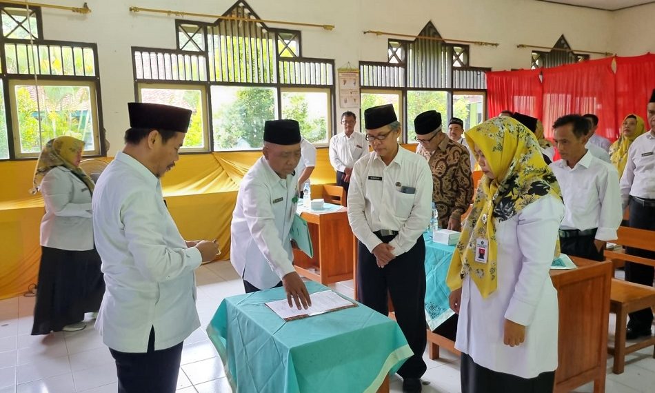 Serah Terima Kepala MTsN 3 Brebes ke Pejabat Yang Baru.