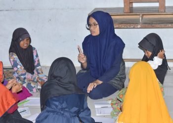 Santri Putri Pesantren Lirboyo Ajari Sholat di Pesantren Ramadhan MI Sirojut Tholibin