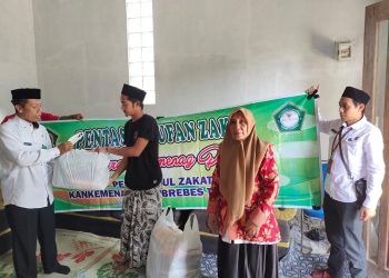 Kemenag Serahkan Bantuan Korban Kebakaran Rumah di Brebes
