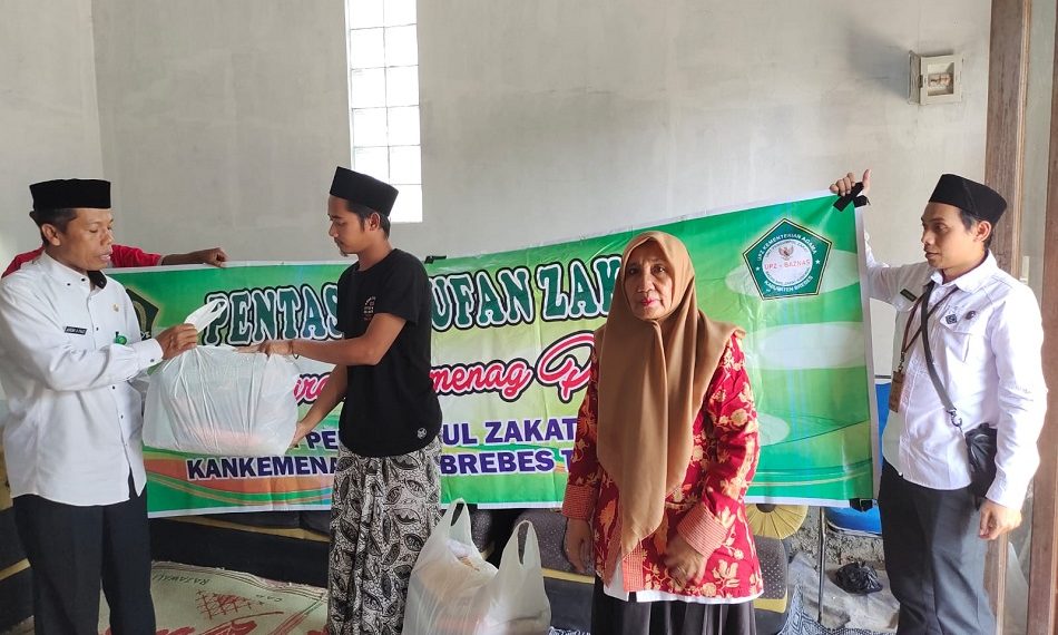 Kemenag Serahkan Bantuan Korban Kebakaran Rumah di Brebes