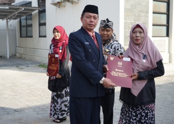 Plt. Kepala Kemenag Brebes Pimpin Upacara HUT RI Ke-78 dan Sematkan Satya Lencana Karya Satya Bagi 87 ASN