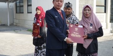 Plt. Kepala Kemenag Brebes Pimpin Upacara HUT RI Ke-78 dan Sematkan Satya Lencana Karya Satya Bagi 87 ASN