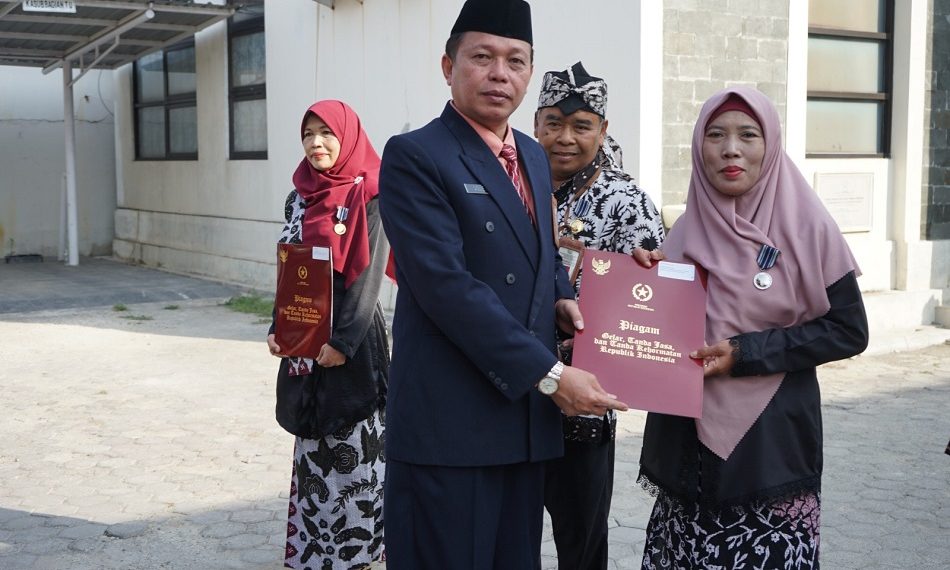 Plt. Kepala Kemenag Brebes Pimpin Upacara HUT RI Ke-78 dan Sematkan Satya Lencana Karya Satya Bagi 87 ASN