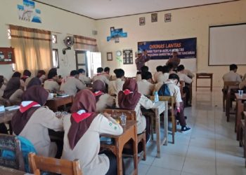 Anggota Pramuka MAN 1 Brebes Dapat Edukasi Tertib Berlalu Lintas