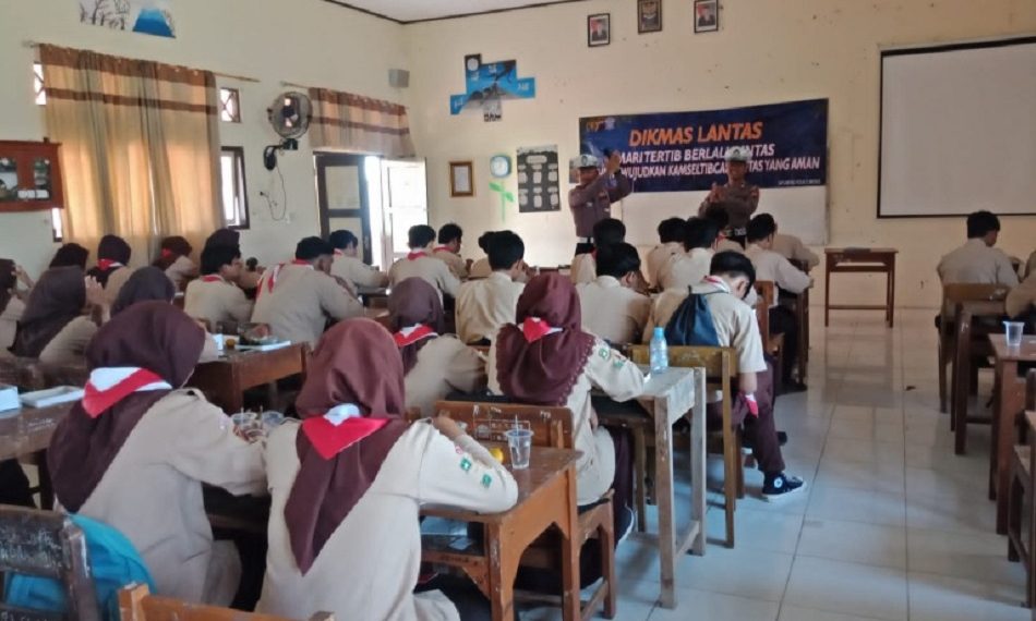 Anggota Pramuka MAN 1 Brebes Dapat Edukasi Tertib Berlalu Lintas