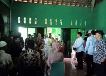 Sempat Pingsan… Pasangan Pengantin Nikah  Pindah Akad Di KUA Karena Banjir