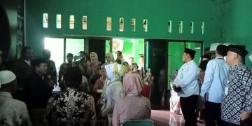 Sempat Pingsan… Pasangan Pengantin Nikah  Pindah Akad Di KUA Karena Banjir
