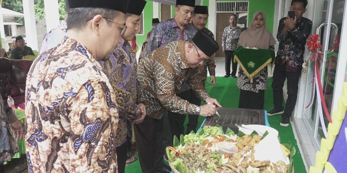 Kakanwil Kemenag Jateng Saiful Mujab Resmikan ZIS- Mart di Brebes